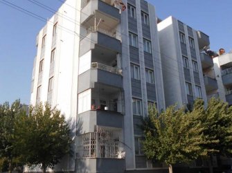 KİLİS ESKİ BEŞEVLER EKREMÇETİN BLOKLARINDA 2 BALKONLU  SATILIK DAİRE